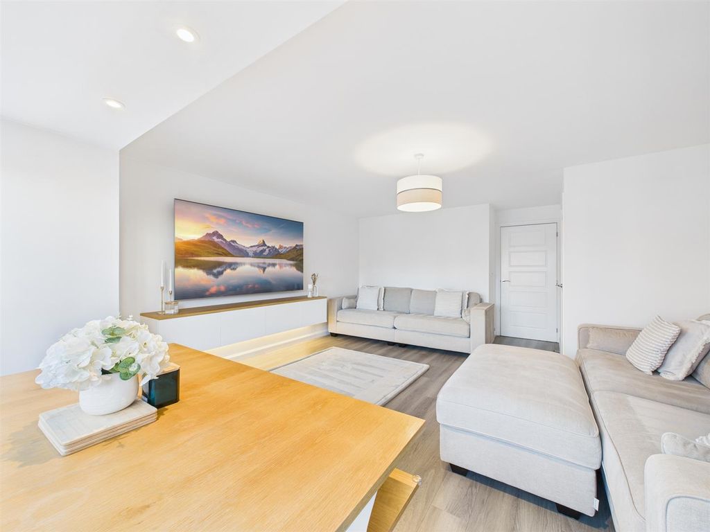 Property photo 3 of 16 Cam02435G0-Pr0123-Still016.Jpg