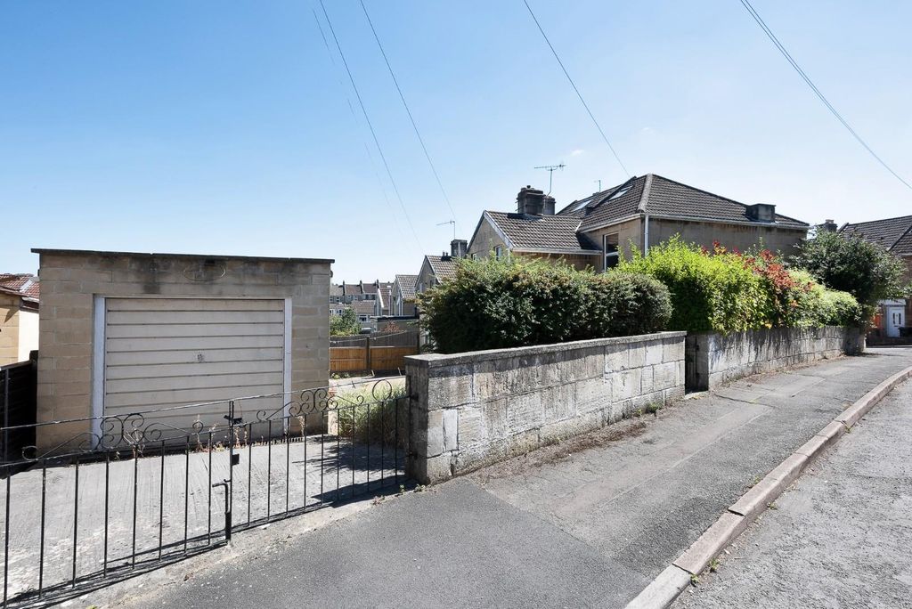 Property photo 1 of 1 16 Ringwood Road-15.Jpg