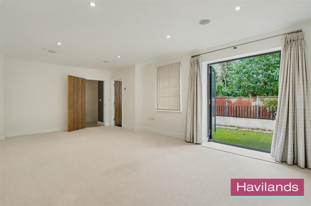 Property photo 3 of 22 Henrietta Gardens-17.Jpg