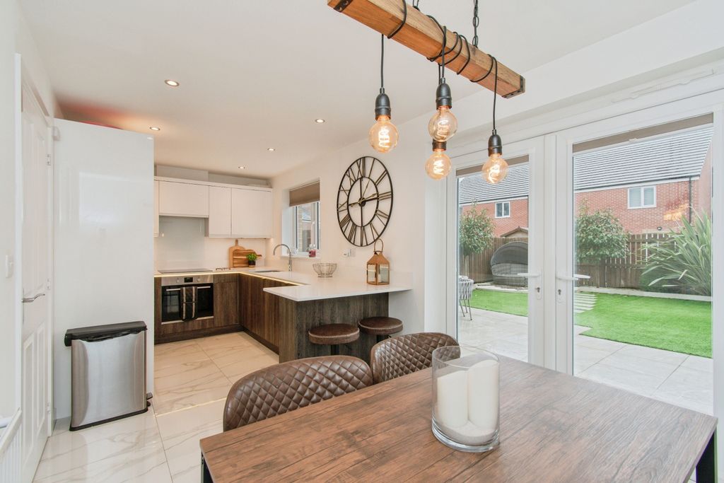 Property photo 3 of 15 Kitchen/Dining Room