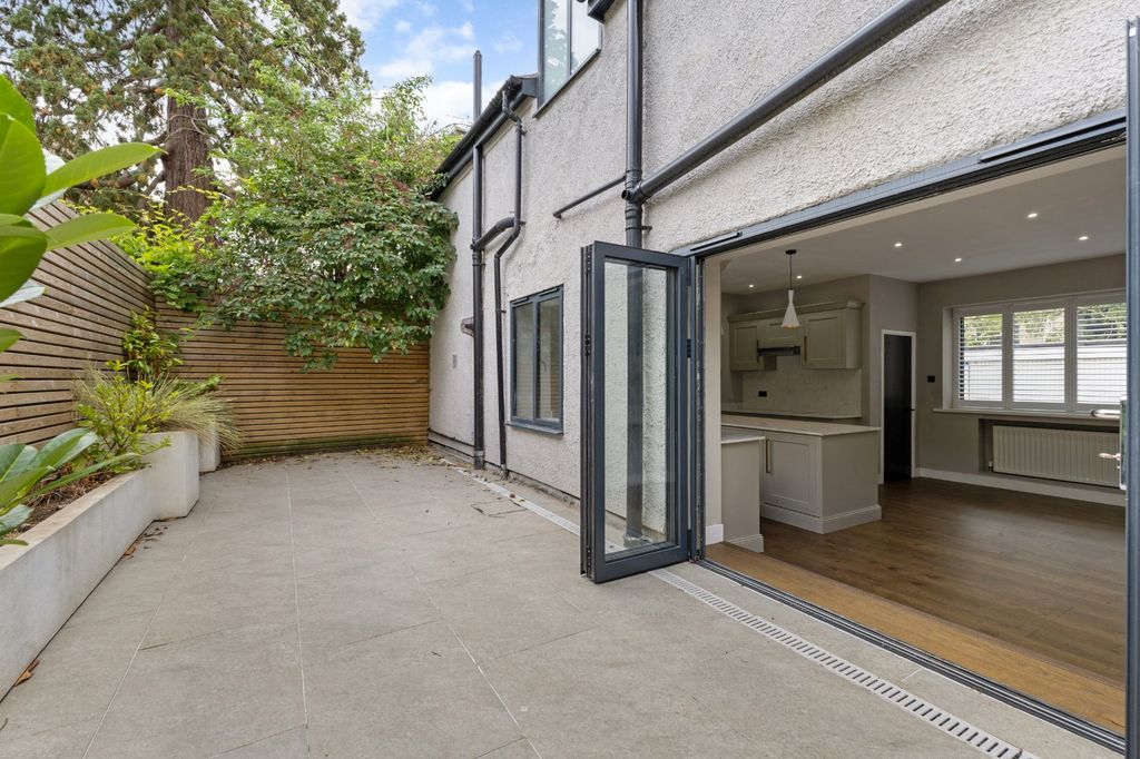 Property photo 2 of 12 Courtyard