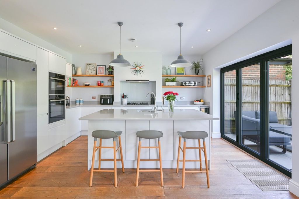 Property photo 3 of 21 Woodcote Green Road