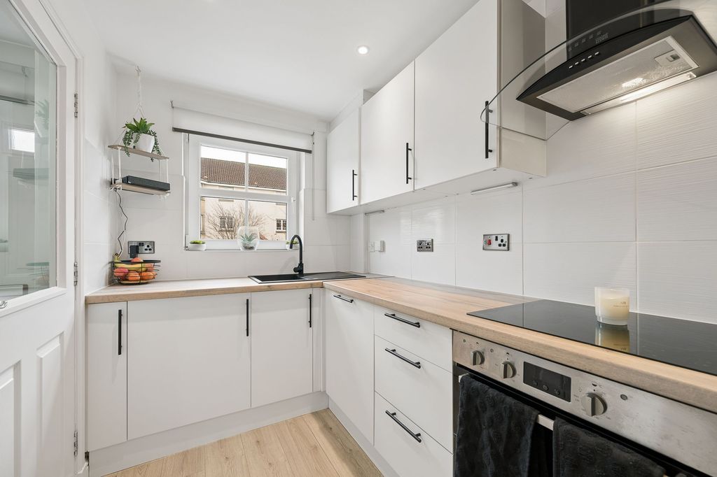 Property photo 3 of 27 Kitchen Area