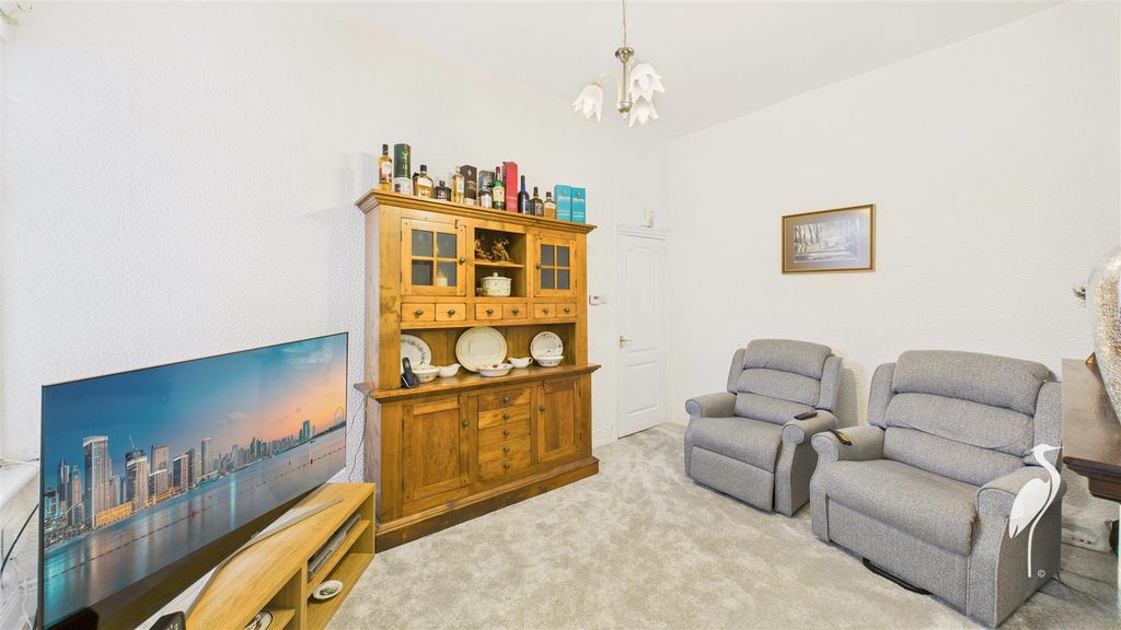 Property photo 3 of 15 Lounge