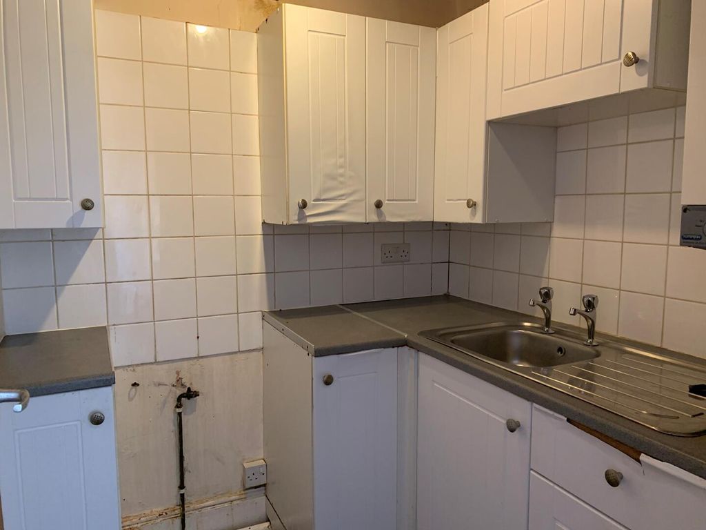 Property photo 3 of 12 Kitchen