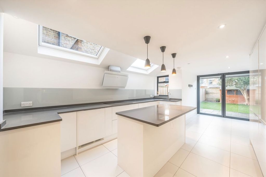 Property photo 2 of 8