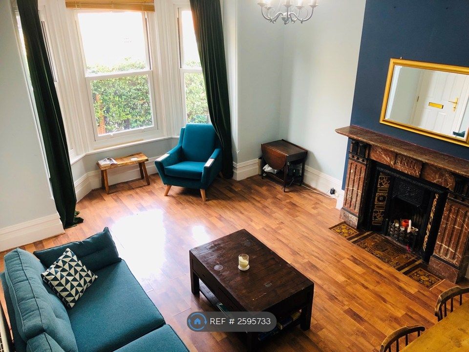 Property photo 1 of 18 Lovely Period Featured Cosy Room For Relaxing In