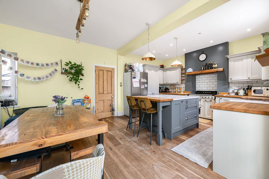 Property photo 3 of 27