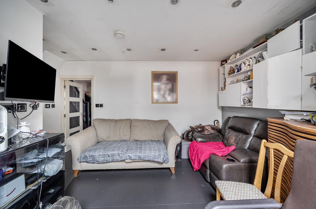 Property photo 2 of 9 Davidson Frost-Wellings, Dfw, Honeypot Lane, Recep