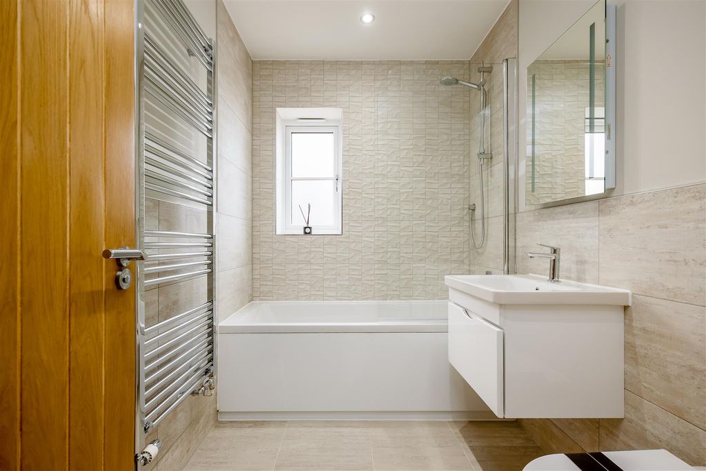 Property photo 3 of 9 Bathroom