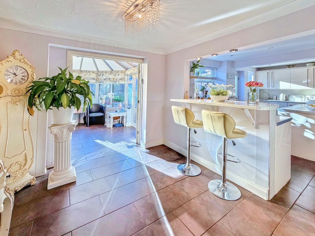 Property photo 3 of 56 4697035