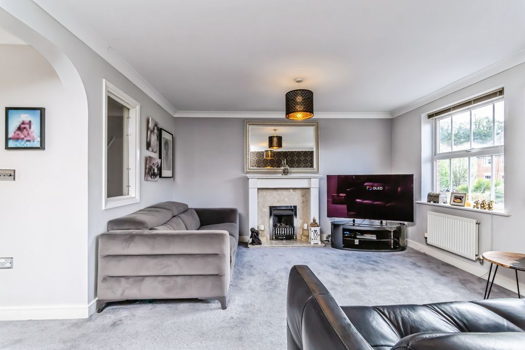 Property photo 3 of 19 Lounge