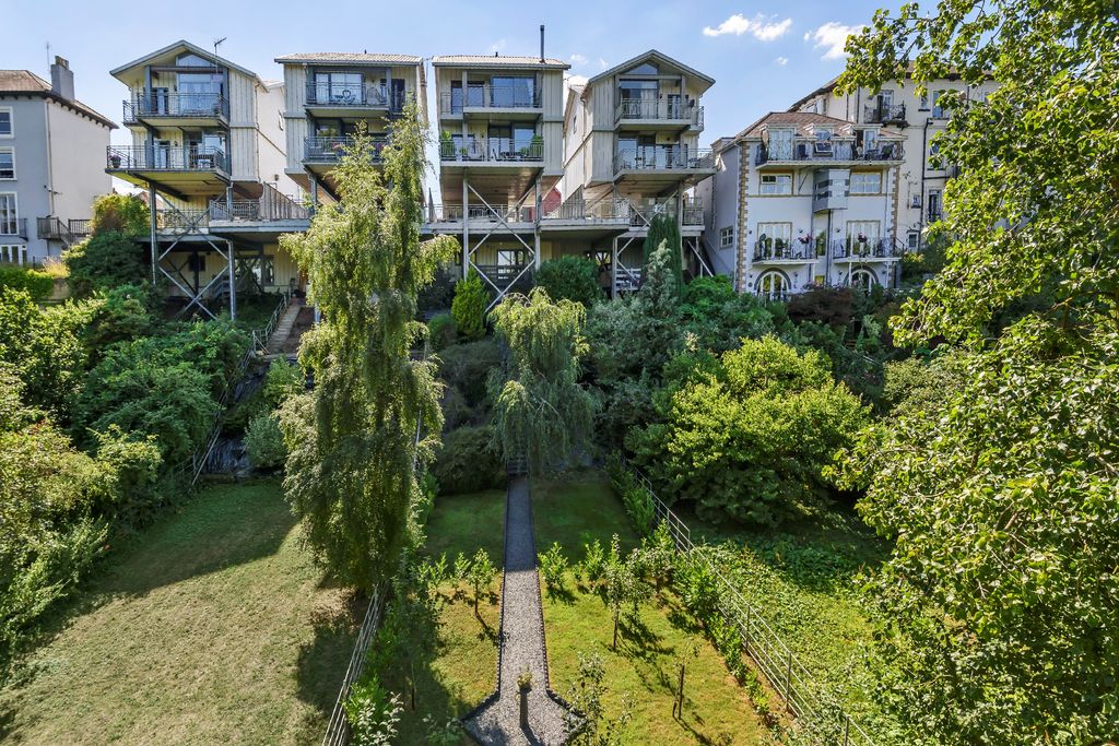 Property photo 2 of 40