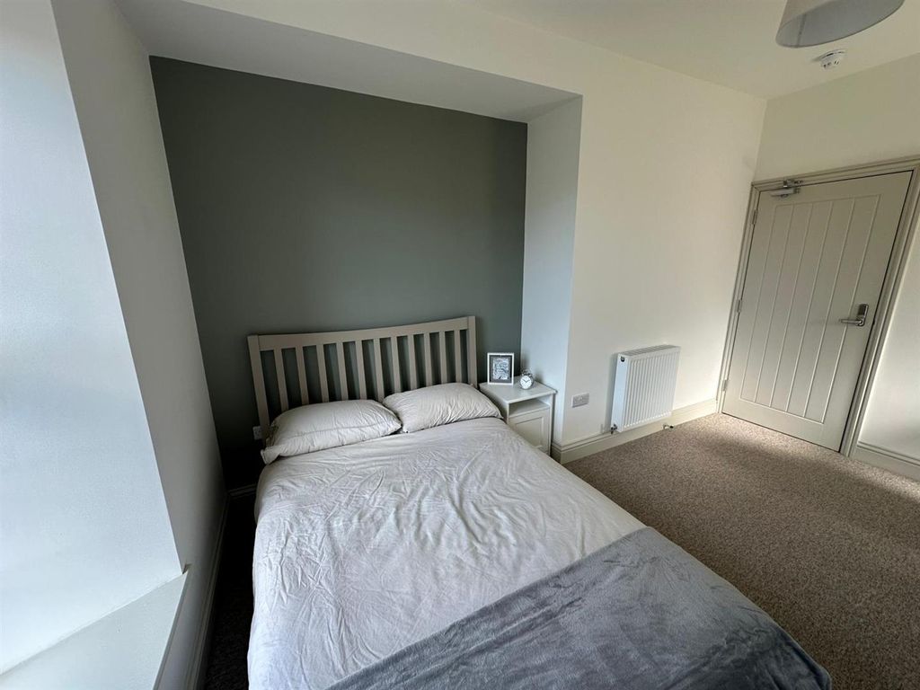 Property photo 2 of 12 886 Fishponds_Room5_1