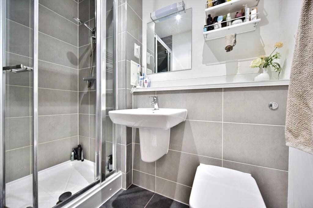 Property photo 3 of 11 En Suite