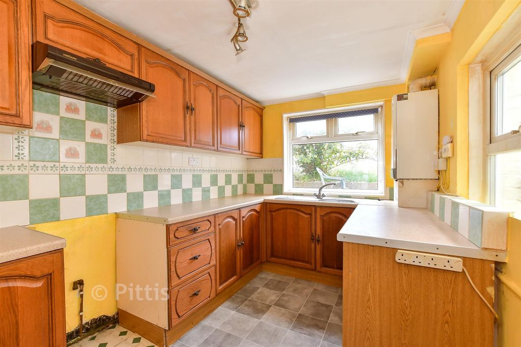 Property photo 3 of 10 Kitchen