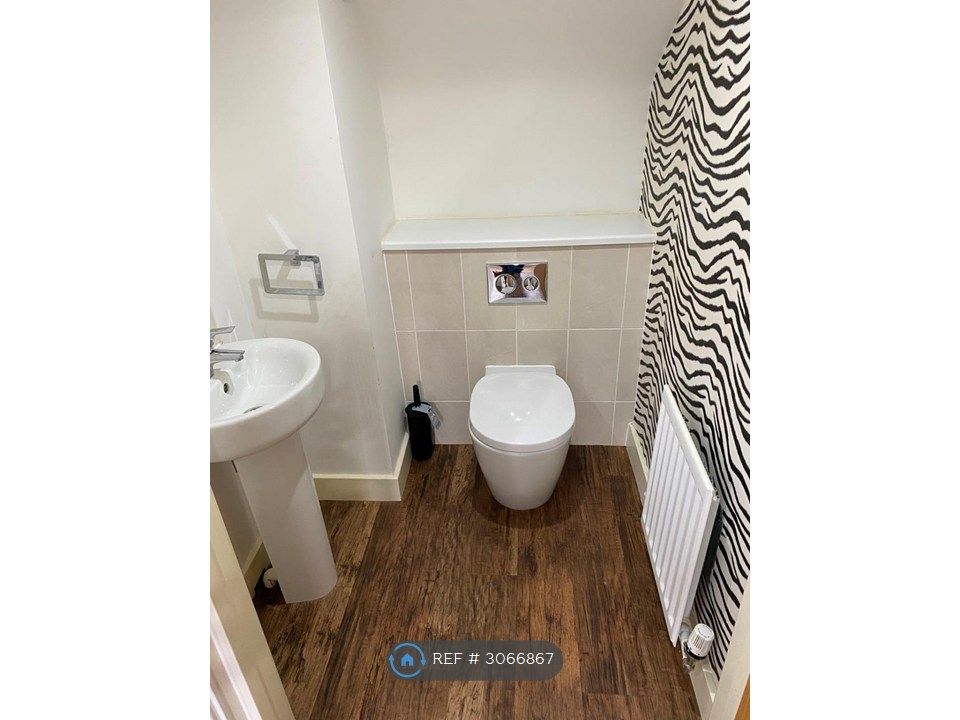 Property photo 3 of 12 Cloakroom