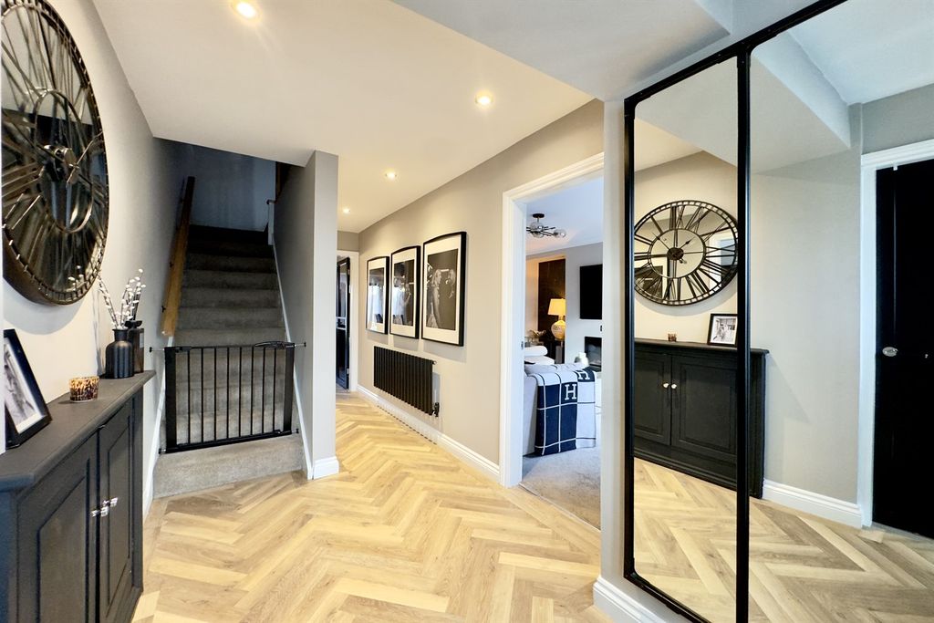 Property photo 2 of 19 Entrance Hall