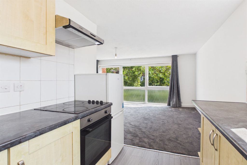 Property photo 3 of 11 Kitchen