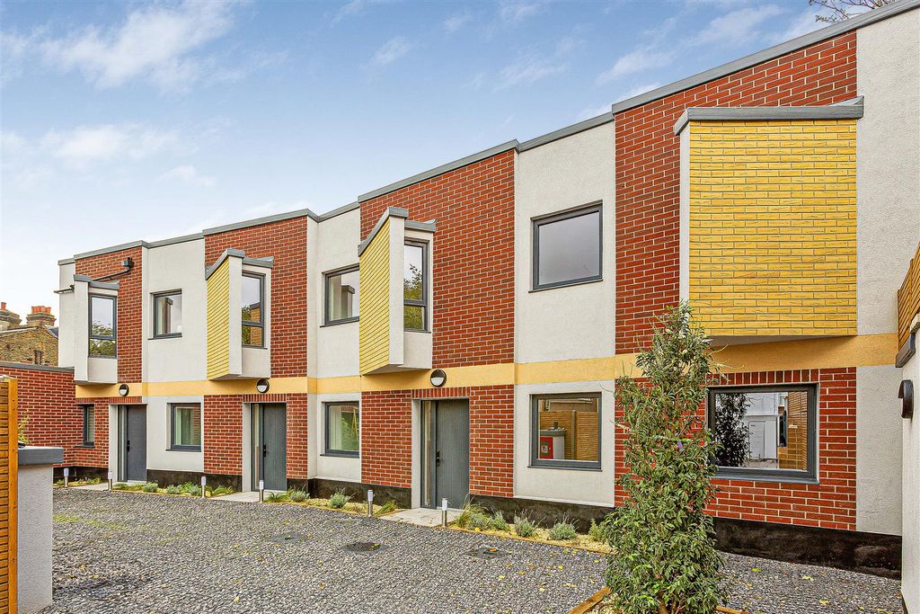 Property photo 2 of 19 Kfh-Unit_7_034-38_Inglemere_Road-28.Jpg