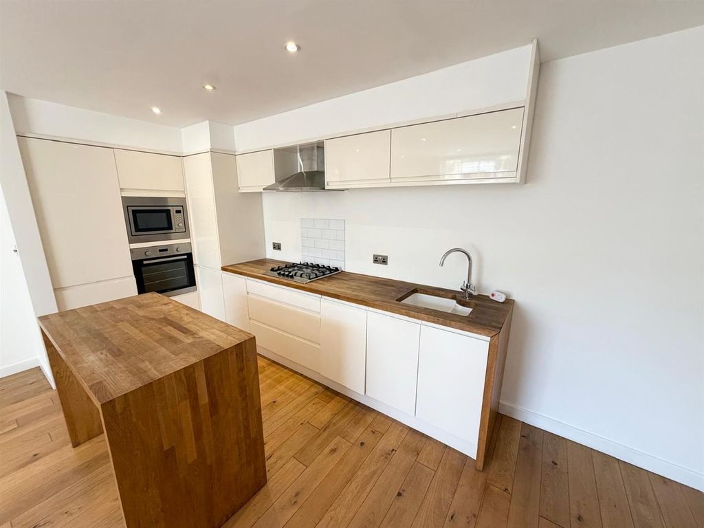Property photo 2 of 11 Kitchen