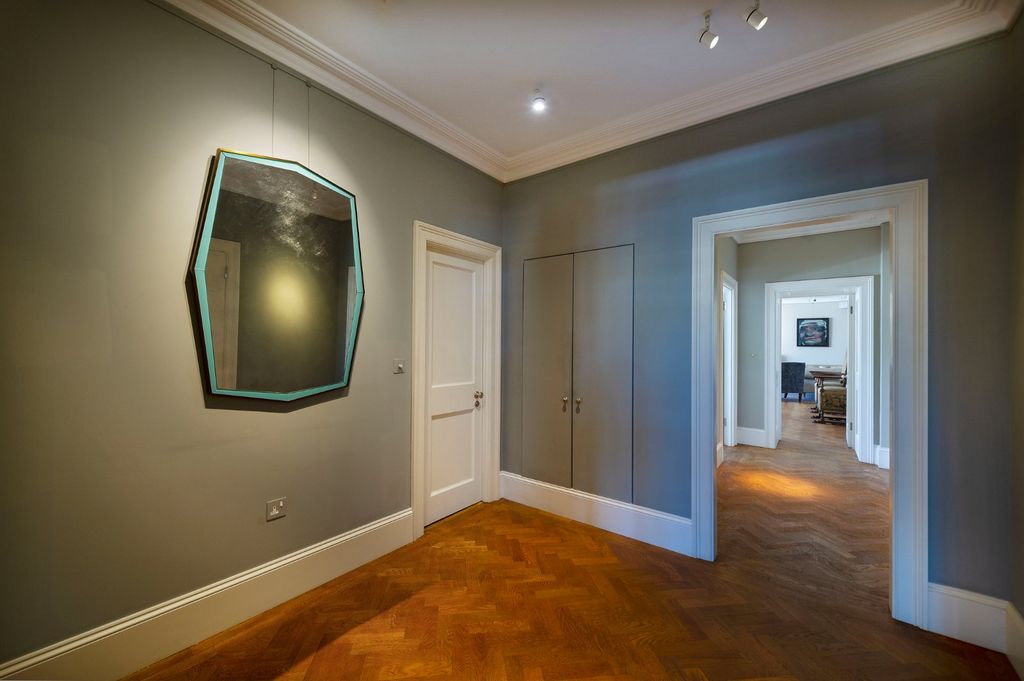 Property photo 3 of 8 Hallway