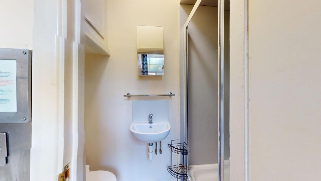 Property photo 3 of 11 Bathroom
