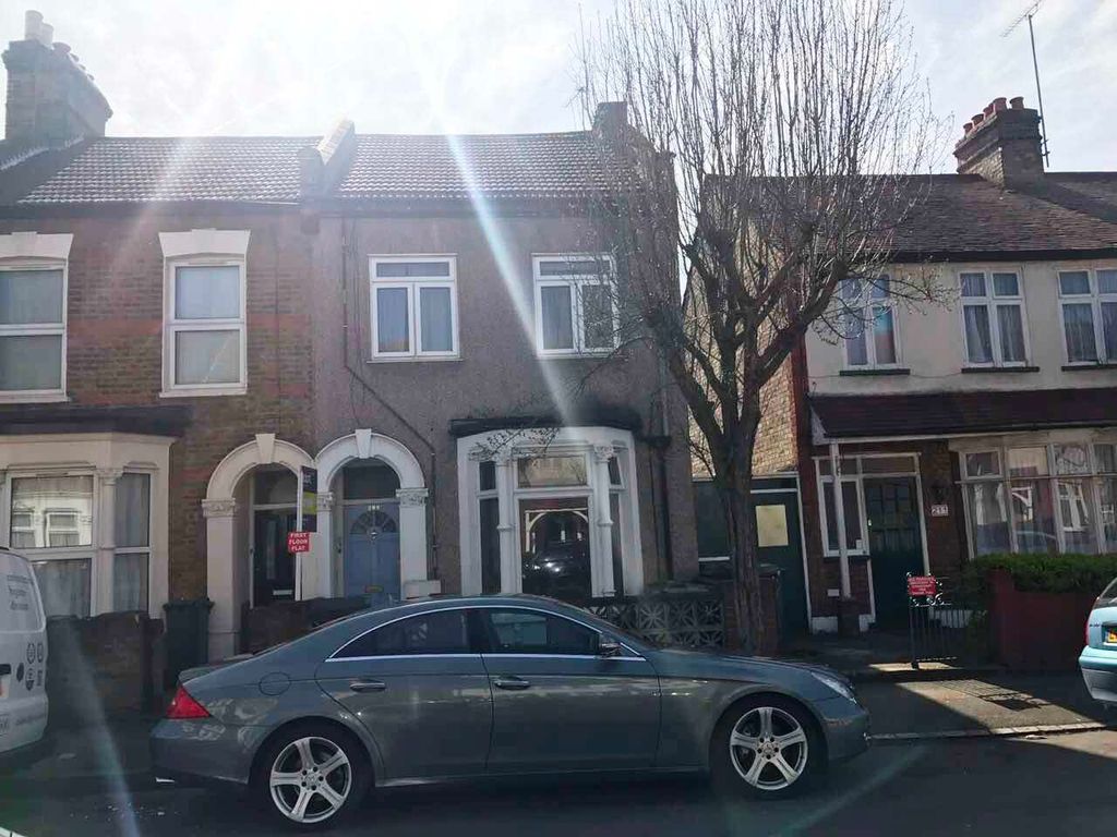 Property photo 1 of 15 Two Bedroom Ground Floor Spacious Flat With Rear Garden