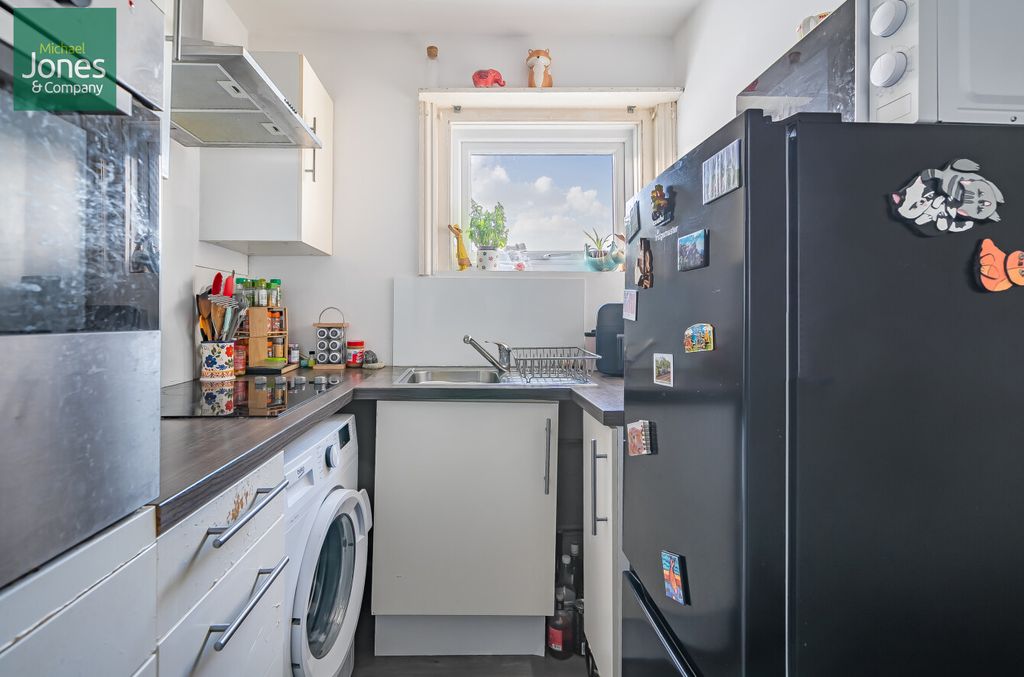 Property photo 2 of 7 Kitchen