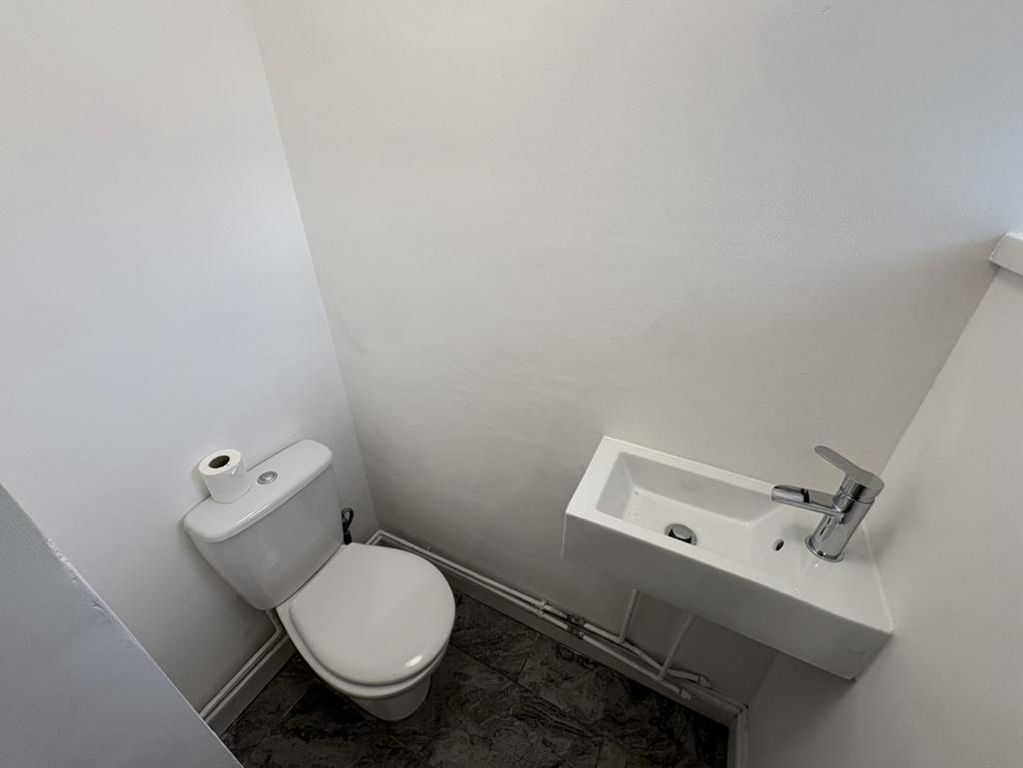 Property photo 3 of 13 Cloakroom