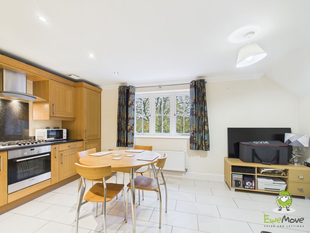 Property photo 2 of 11 Ewemove Estate Agents Basingstoke - Garrett Court