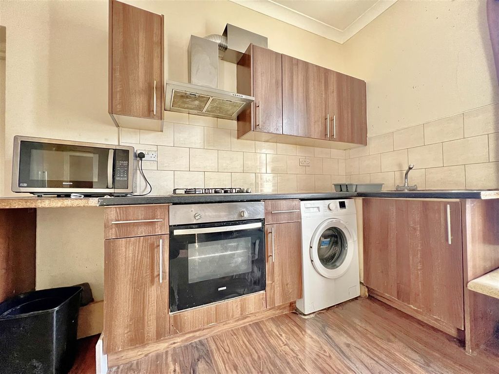 Property photo 2 of 8 Kitchen