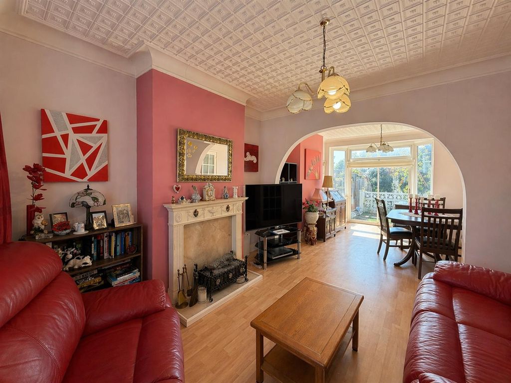 Property photo 3 of 11 Through Lounge