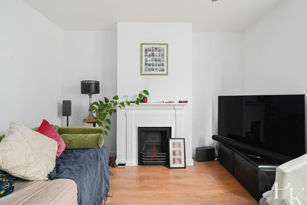 Property photo 3 of 20 32-Cheltenham-Place-Bn1 (14).Jpg