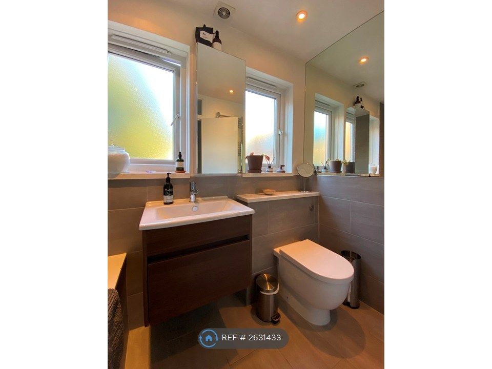 Property photo 3 of 18 Bathroom
