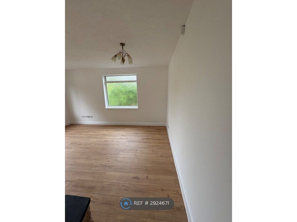 Property photo 3 of 35 Living Room