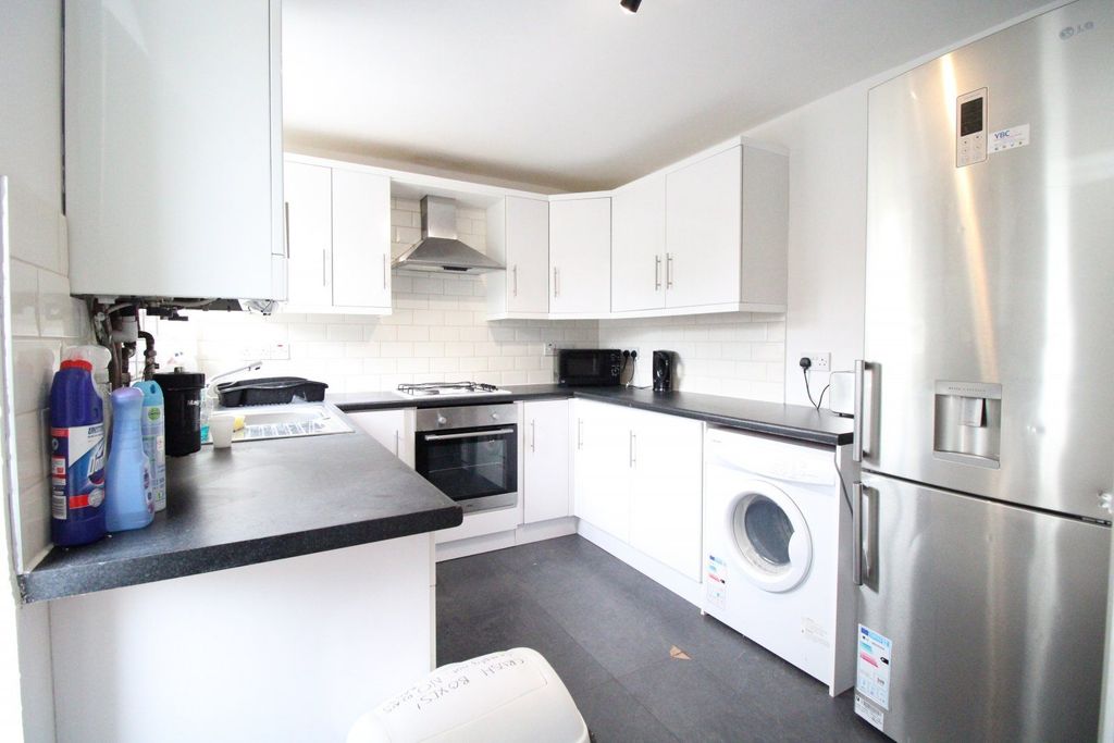 Property photo 1 of 11 4 Bed Semi-Detached House To Rent Kingsley Avenue, Englefield Green Tw20