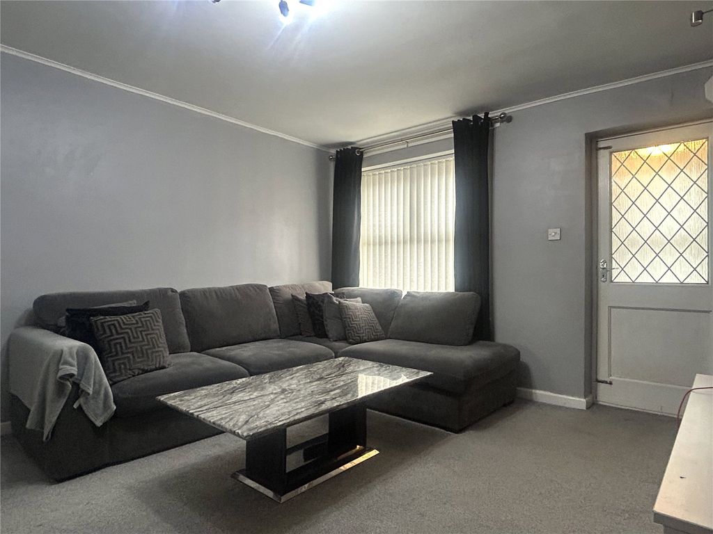 Property photo 3 of 16 Lounge