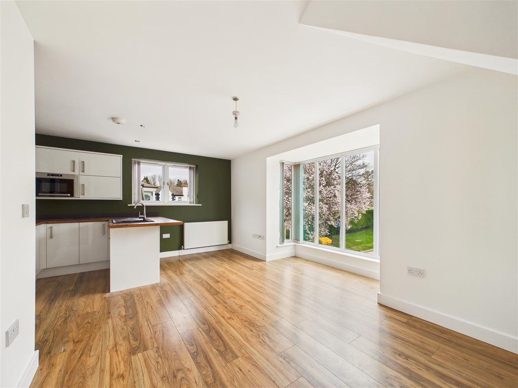 Property photo 2 of 13 Cam03303G0-Pr0325-Still004.Jpg