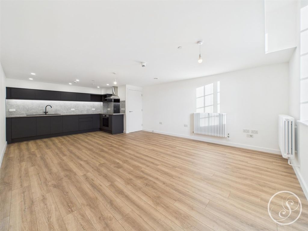 Property photo 3 of 10 Living Space