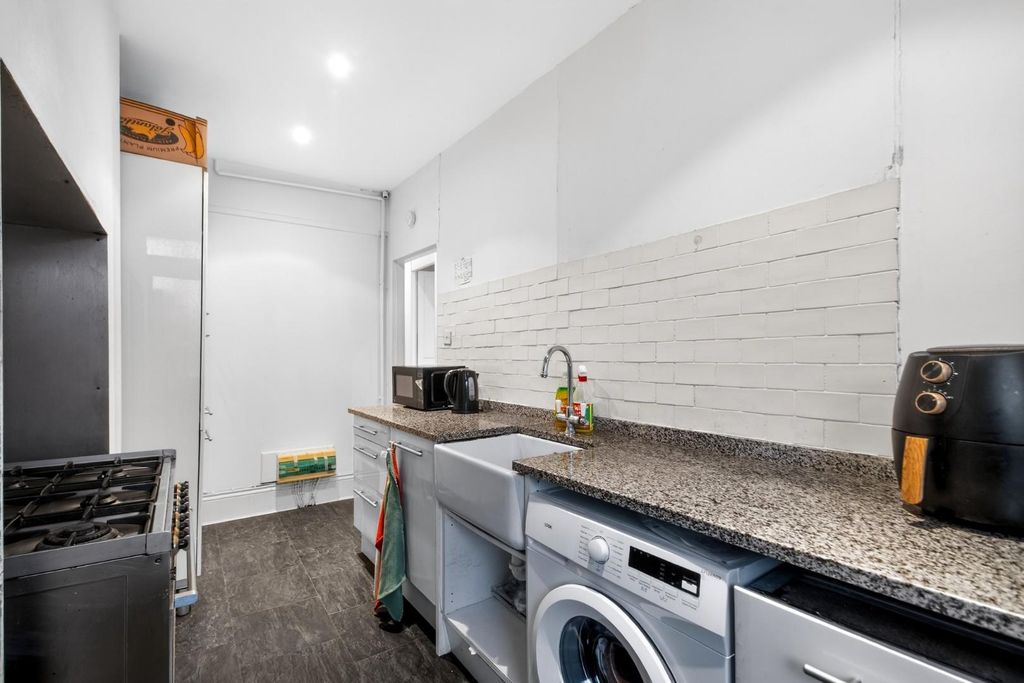 Property photo 2 of 12 Flat2-19Parkview-16.Jpg