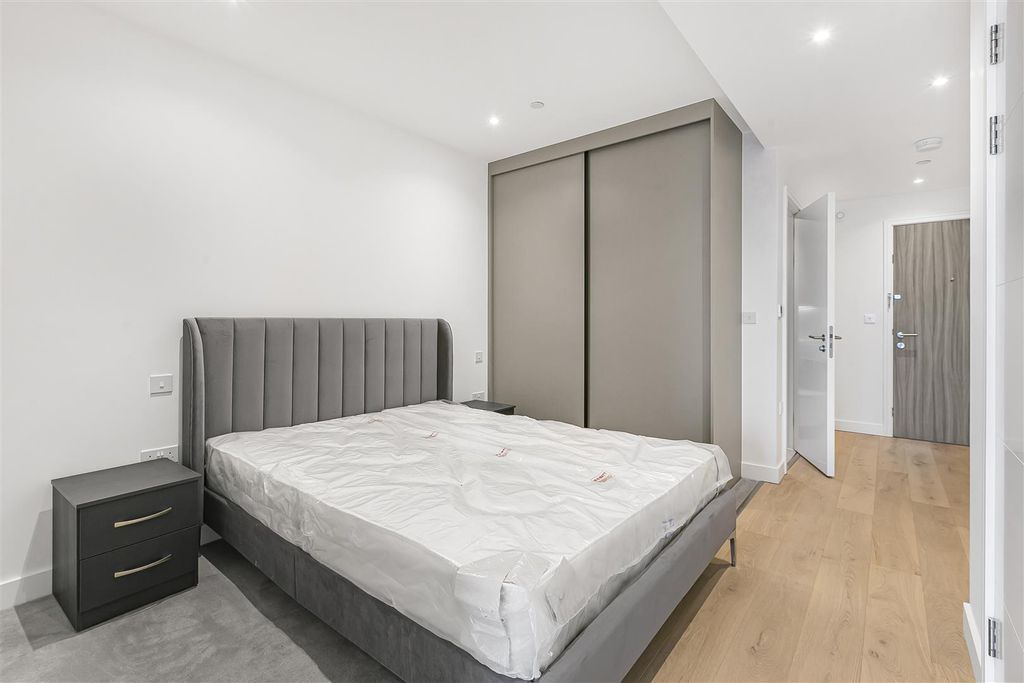 Property photo 2 of 32 Bedroom Area