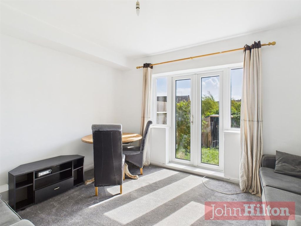 Property photo 2 of 17 Lounge