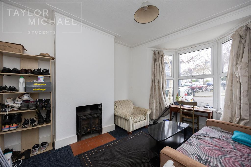 Property photo 2 of 11 Living Room