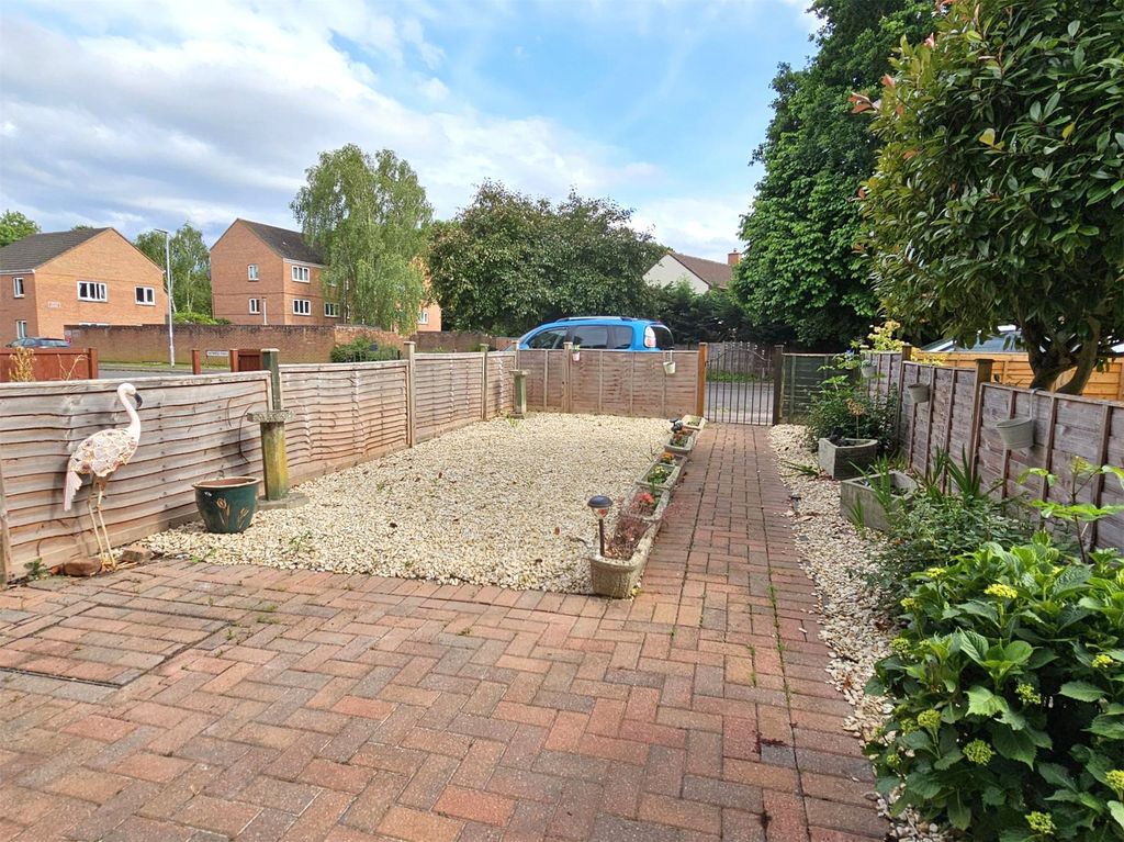Property photo 2 of 17 Front Garden