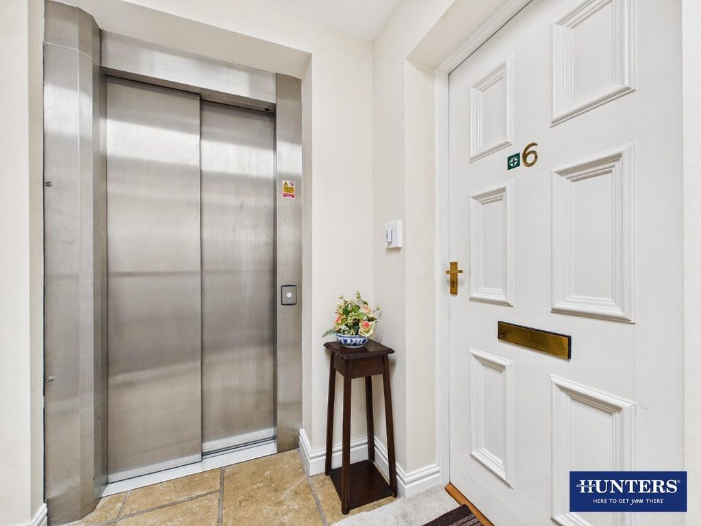 Property photo 3 of 36 Communal Entrance