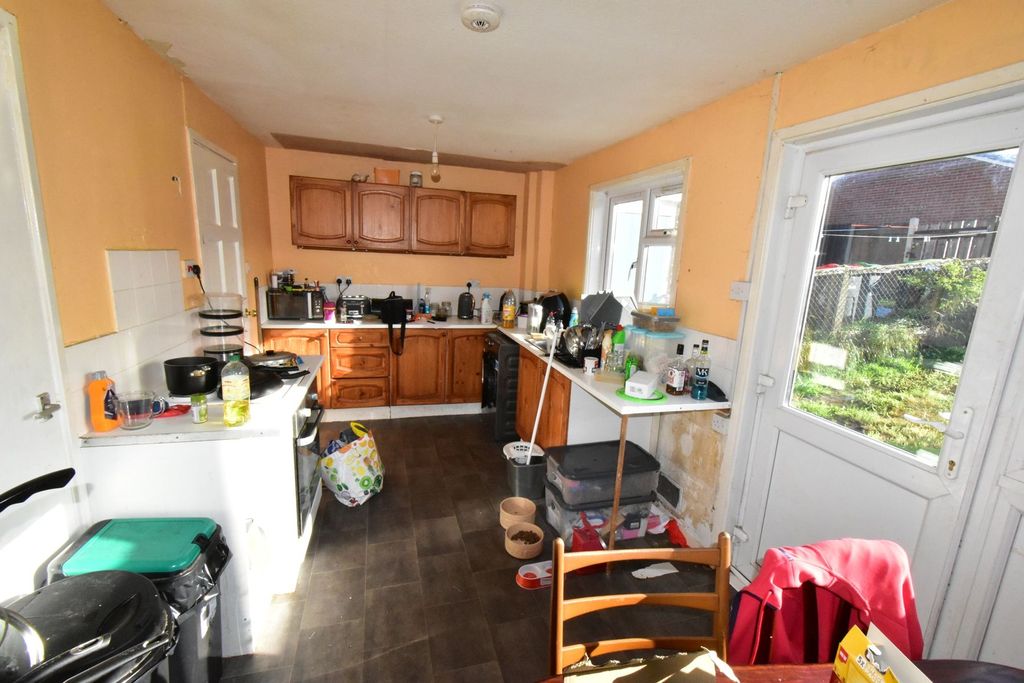 Property photo 3 of 10 Dining/Kitchen