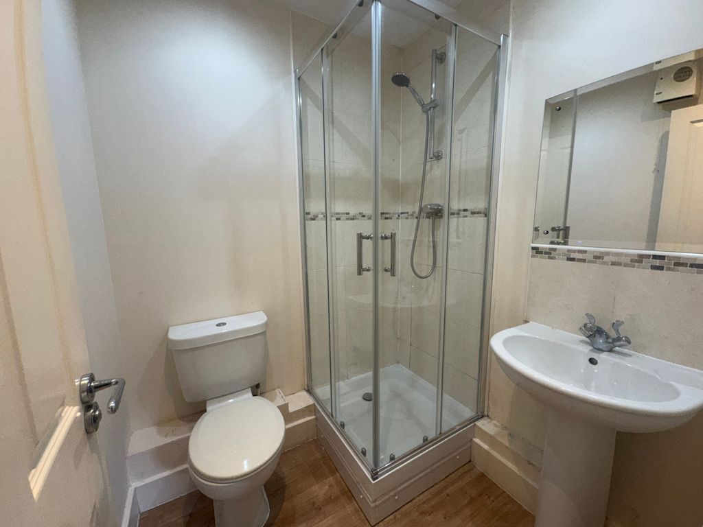 Property photo 3 of 7 En-Suite Bathroom
