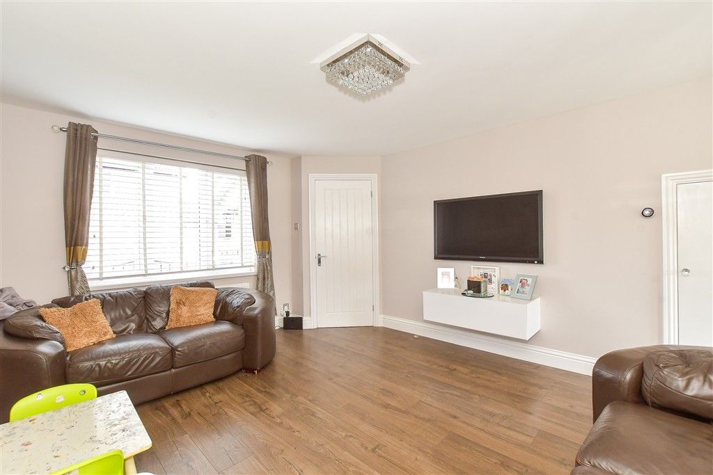 Property photo 2 of 11 Lounge