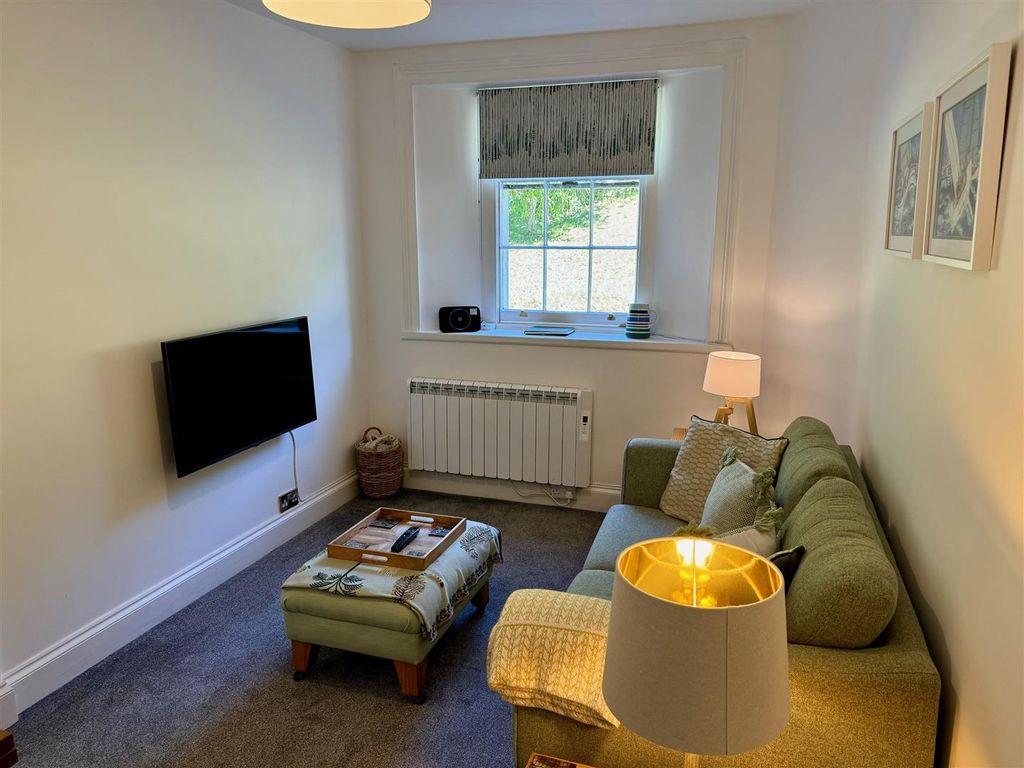 Property photo 3 of 18 Lounge